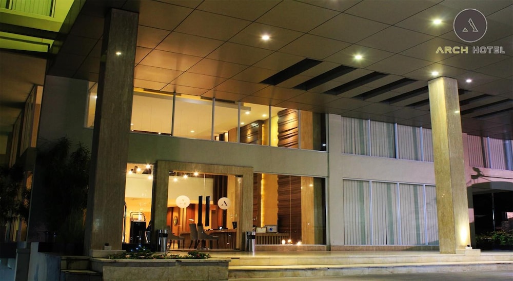 Arch Hotel 5/45