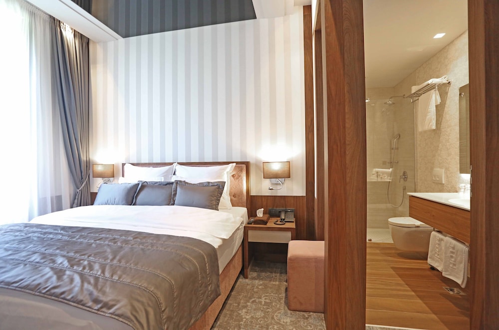 HERITAGE HOTEL KRONE 27/77
