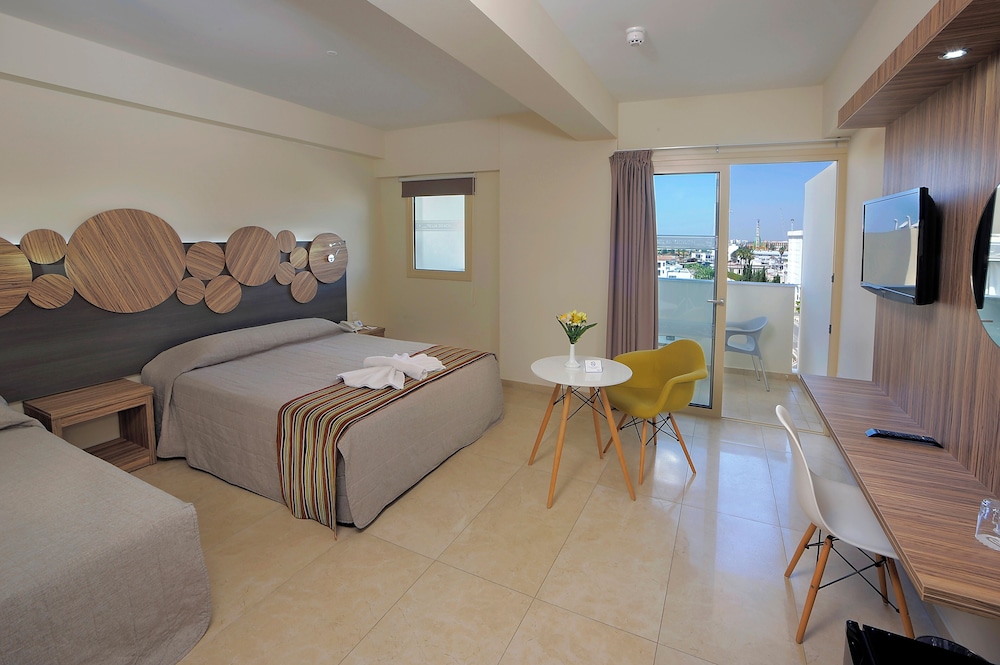 Family, Double and Twin Beds, Inland View