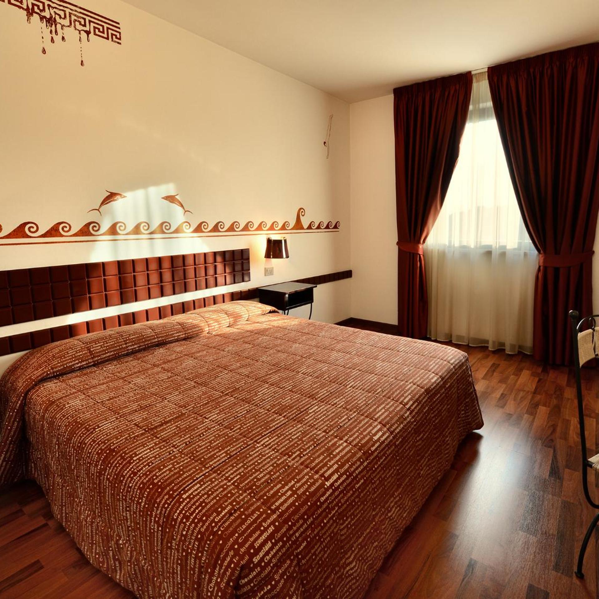 ROOM, DOUBLE OR TWIN BED
