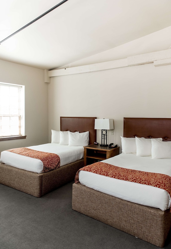 CLASSIC, 2 QUEEN BEDS