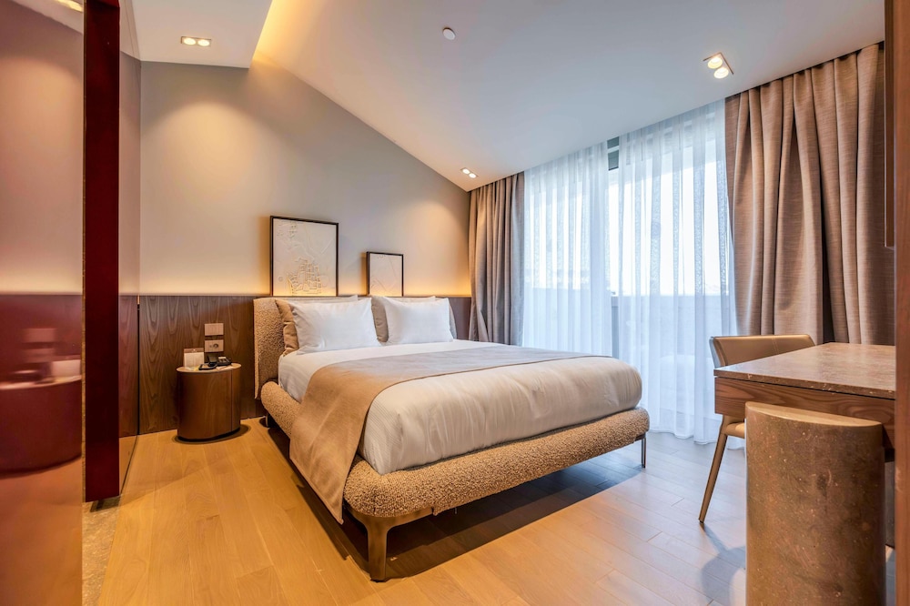 2 BEDROOMS, GRAND, PENTHOUSE