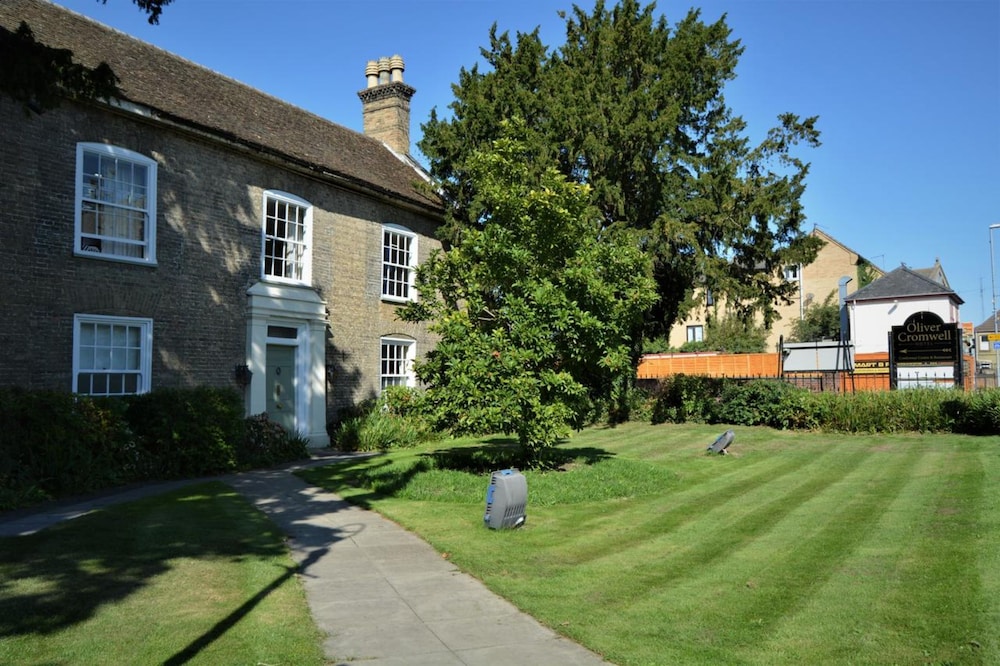Oliver Cromwell Hotel 43/50