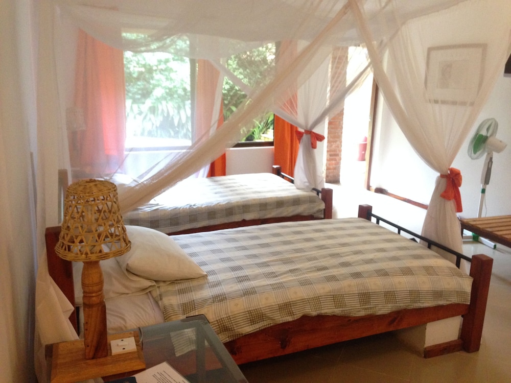 ROOM, DOUBLE OR TWIN BED