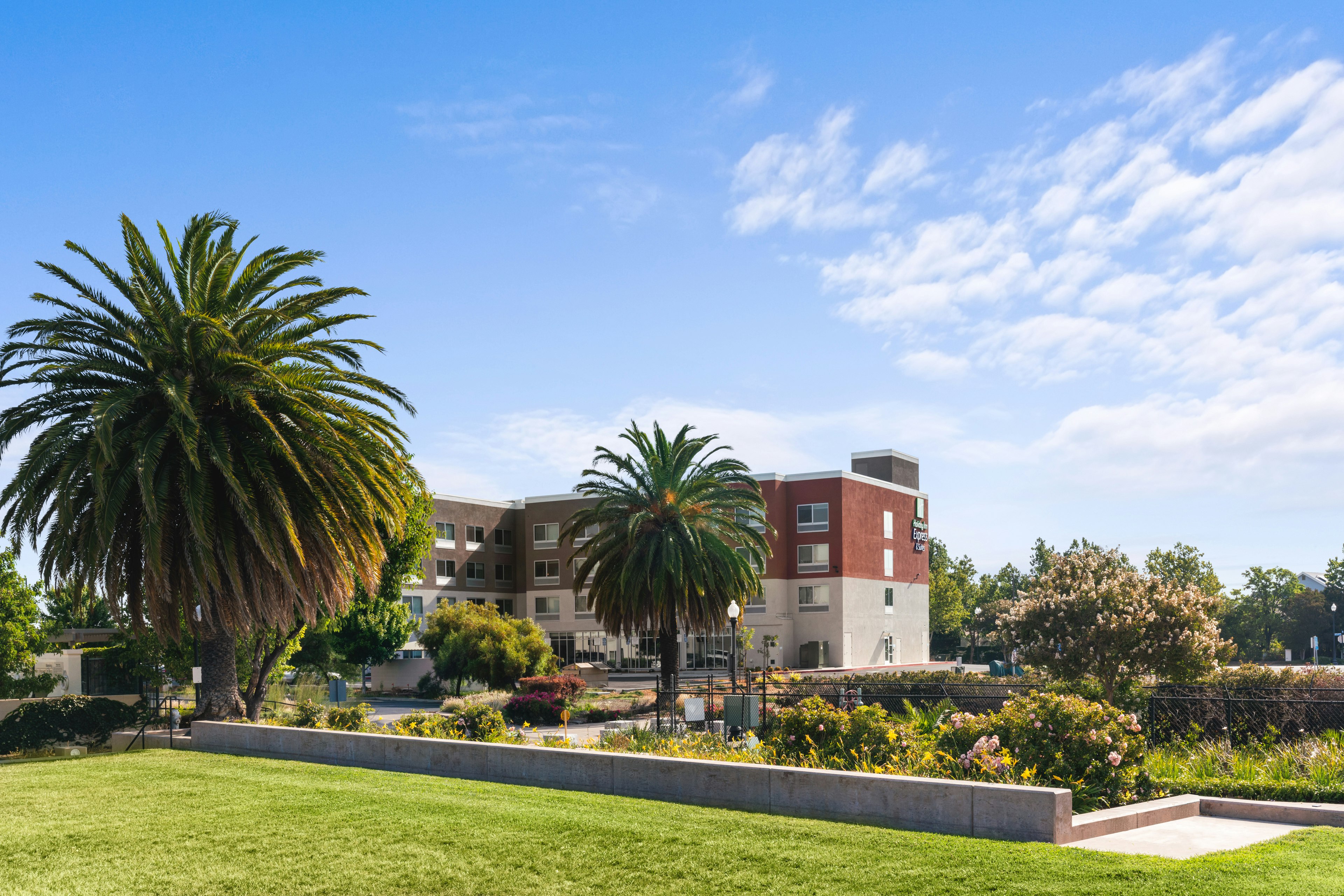 Holiday Inn Express & Suites Suisun City 70/70