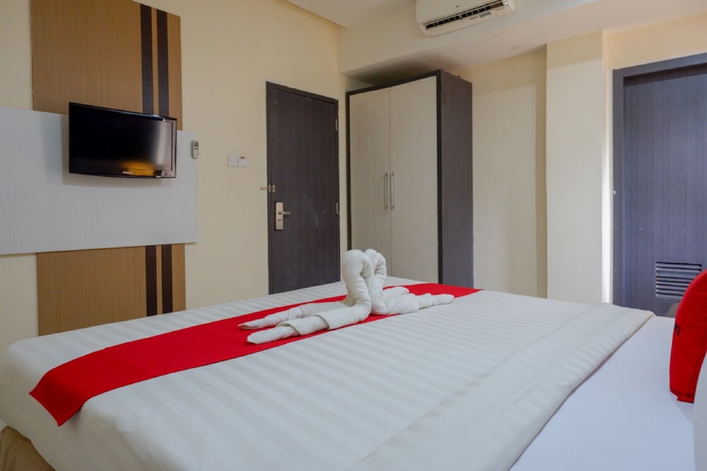 RedDoorz Plus near Hotel Benua Kendari 14/23