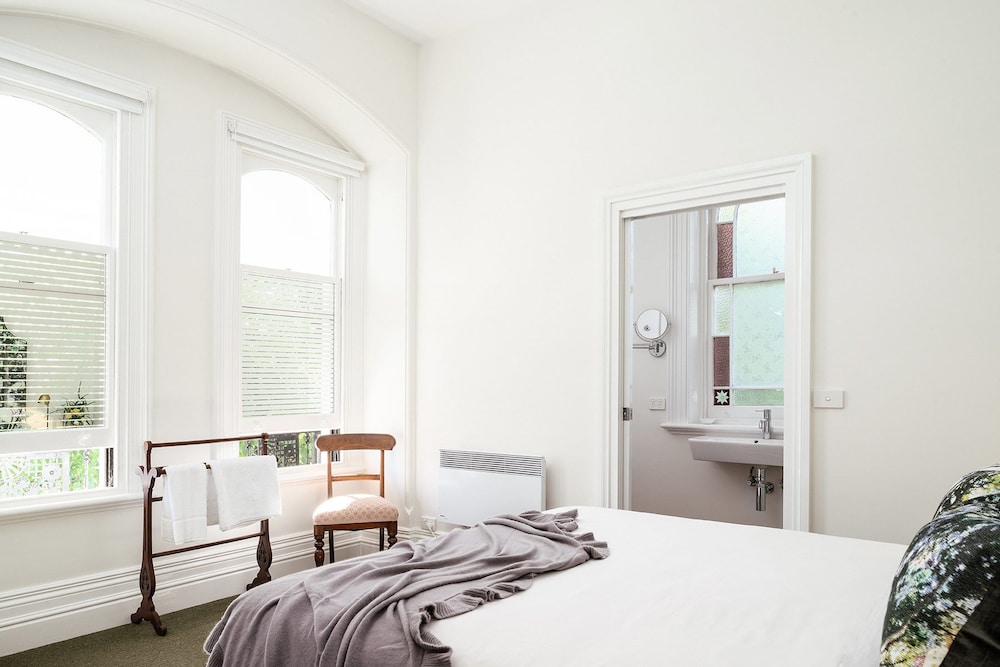 PREMIUM, QUEEN BED, PARK VIEW