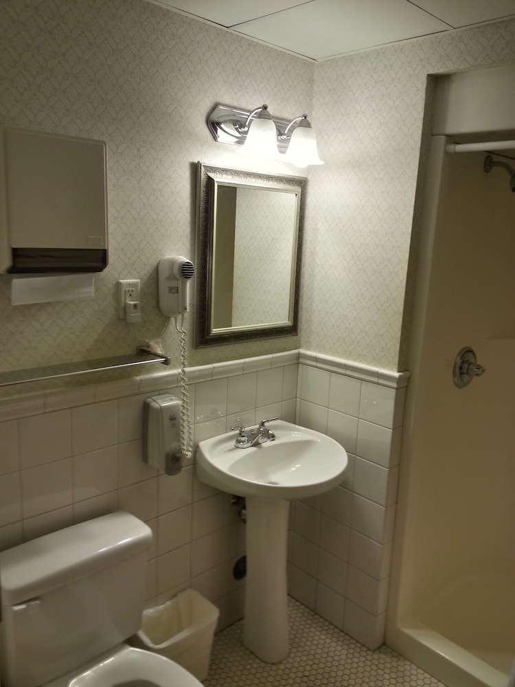 Kingston Hotel 58/63