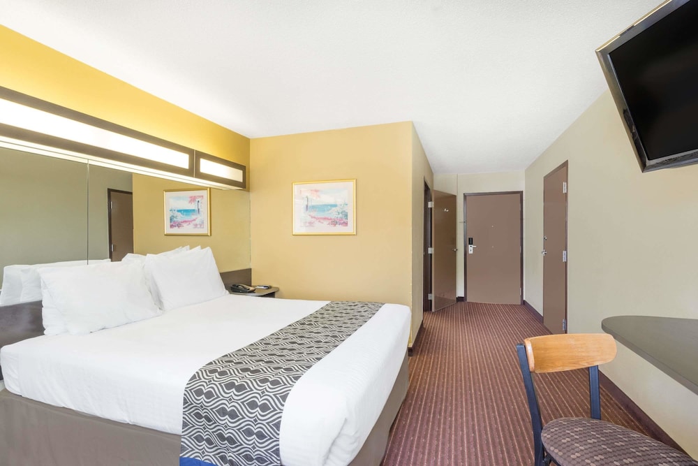 Microtel Inn & Suites by Wyndham Bowling Green 7/30