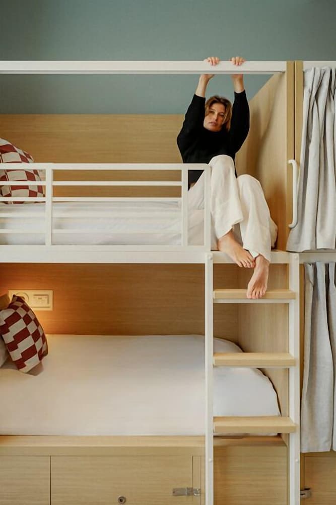 PRIVATE, SUITE, 4 BEDS