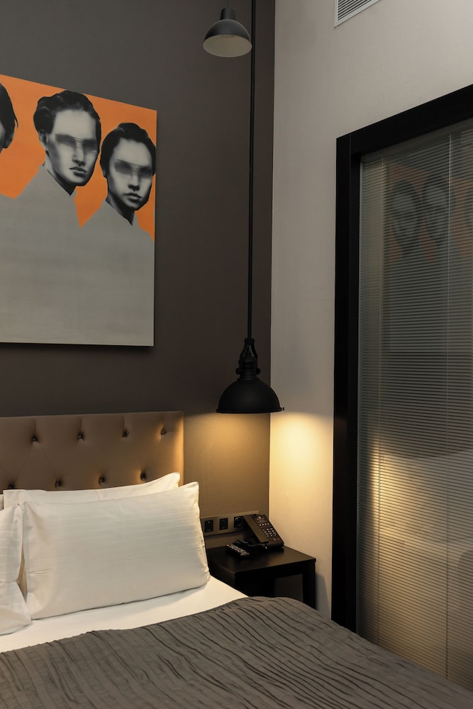 Superior, Basement, Queen Bed, Kitchen