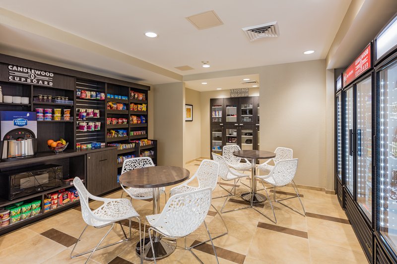 Candlewood Suites Anaheim - Resort Area 18/36