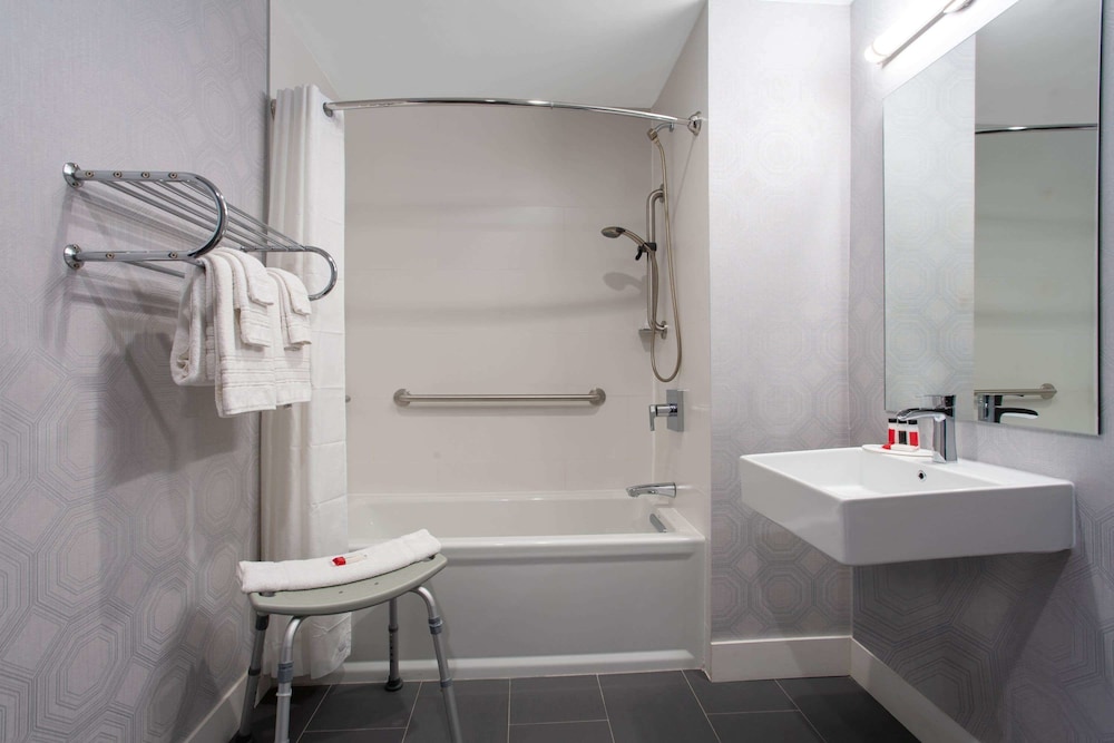 Microtel Inn By Wyndham Long Island City 25/60