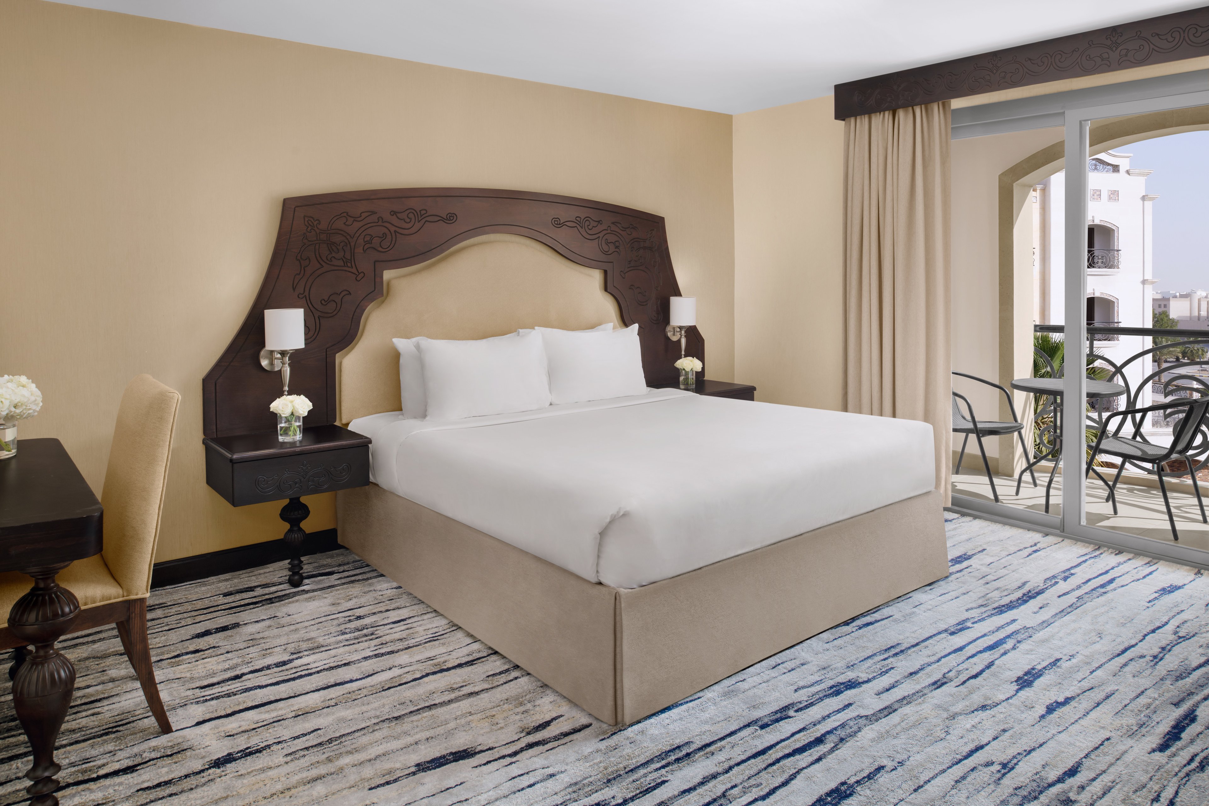 1 BEDROOM, SUITE, KING BED, BALCONY
