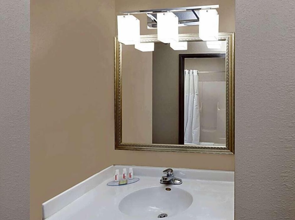 Econo Lodge Canton North 5/15