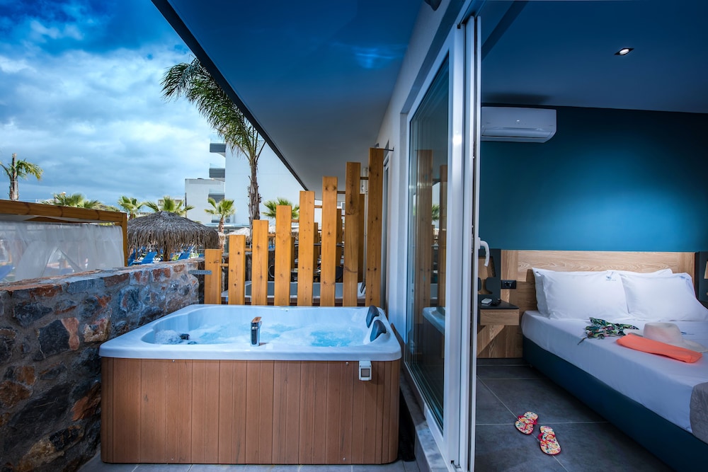 Superior, 1 King and 1 Single Beds, Outdoor Jetted Tub، Enorme Infinity Beach 6/9