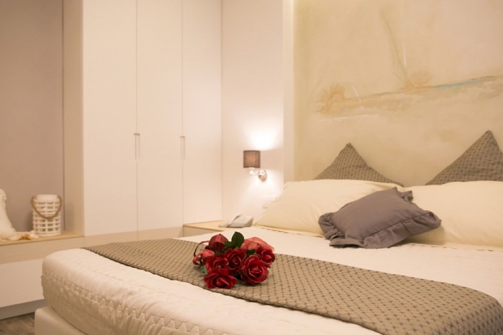 SUPERIOR, DOUBLE BED, PARTIAL SEA VIEW, BALCONY