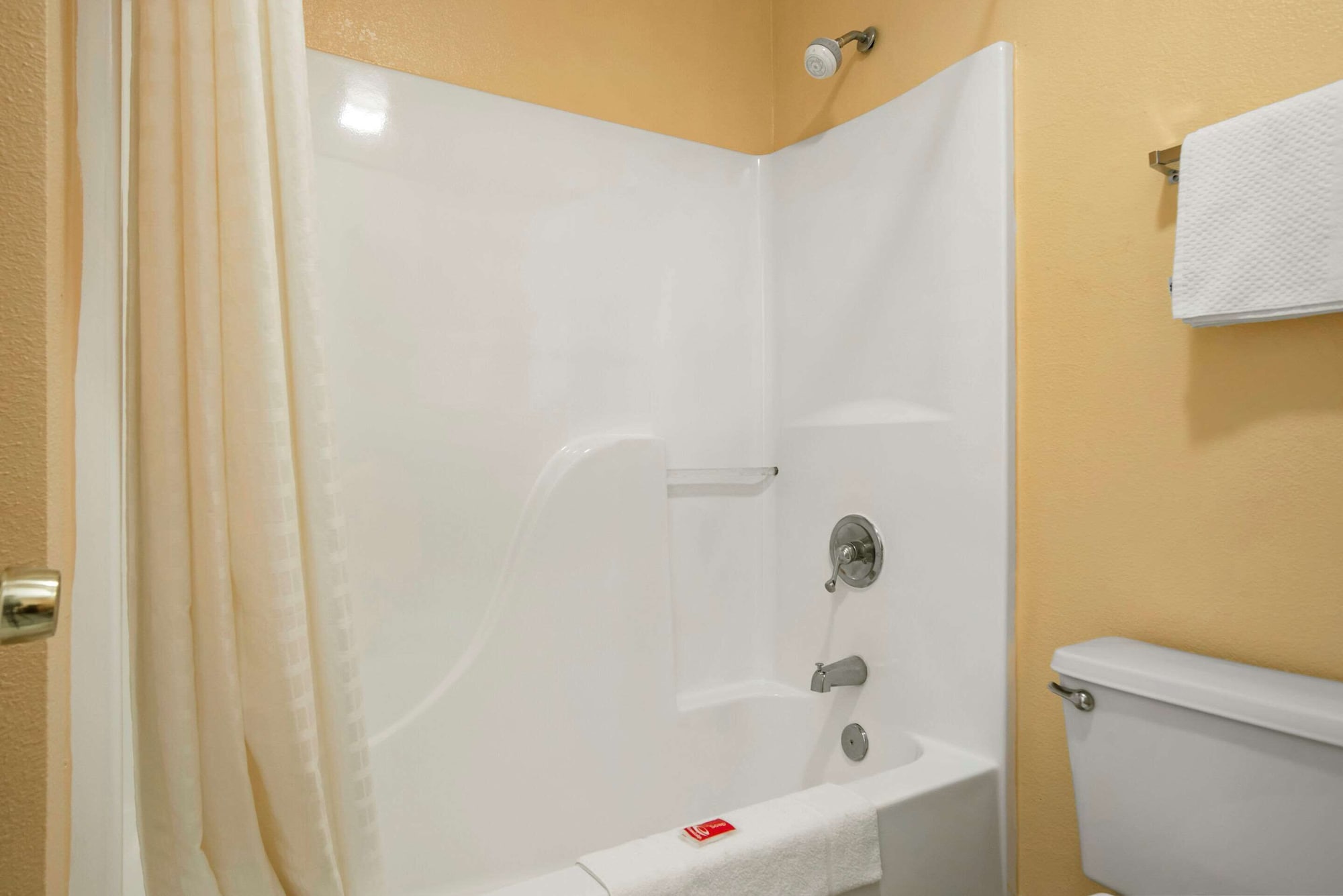 Standard, King Bed, Econo Lodge Inn & Suites Evergreen 7/7