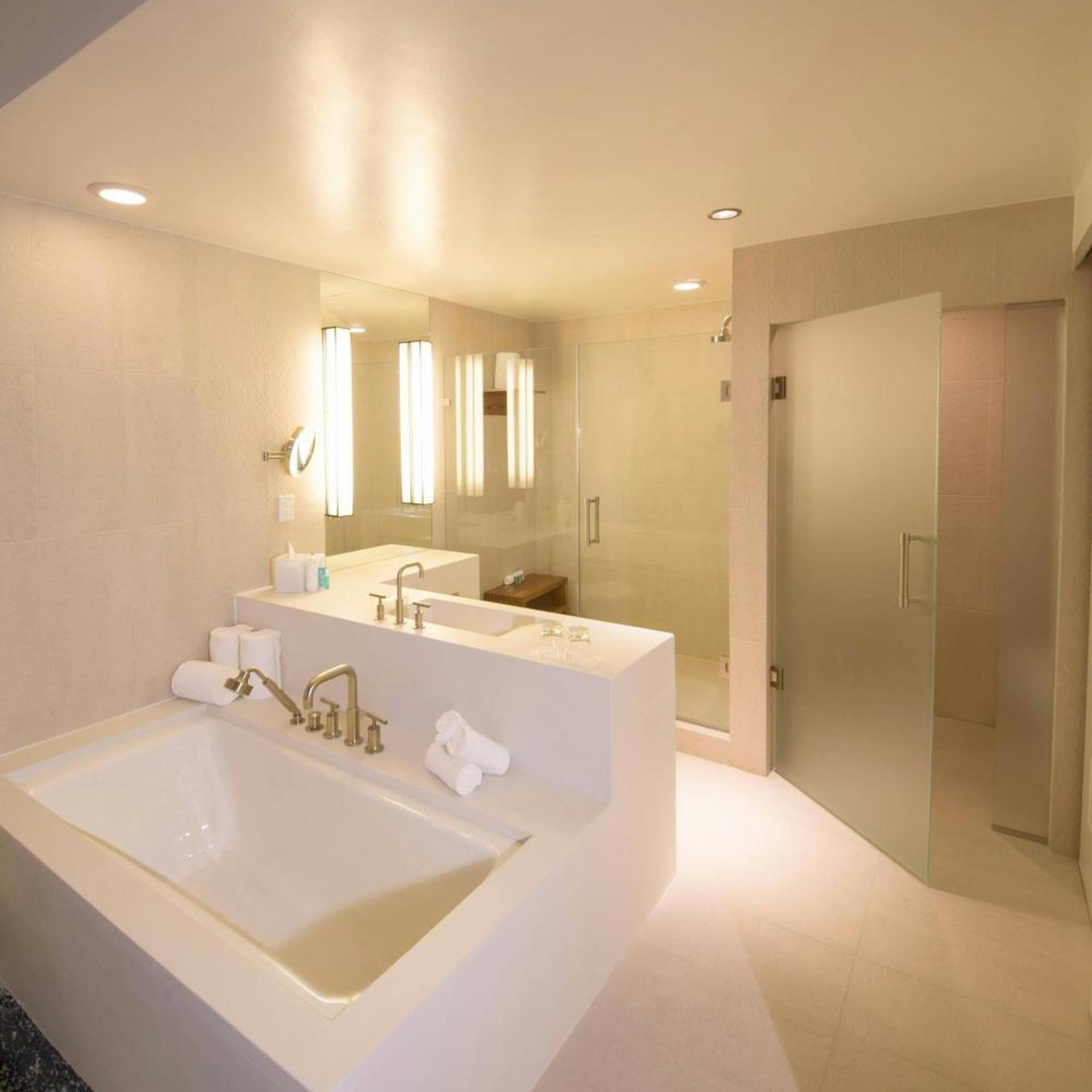 2 Bedrooms, Residential, Superior, Suite, 2 King Beds, Intracoastal View, Sofa, W Fort Lauderdale 3/5