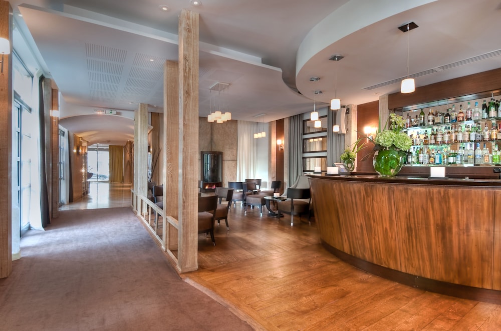 Ampere Hotel 11/80