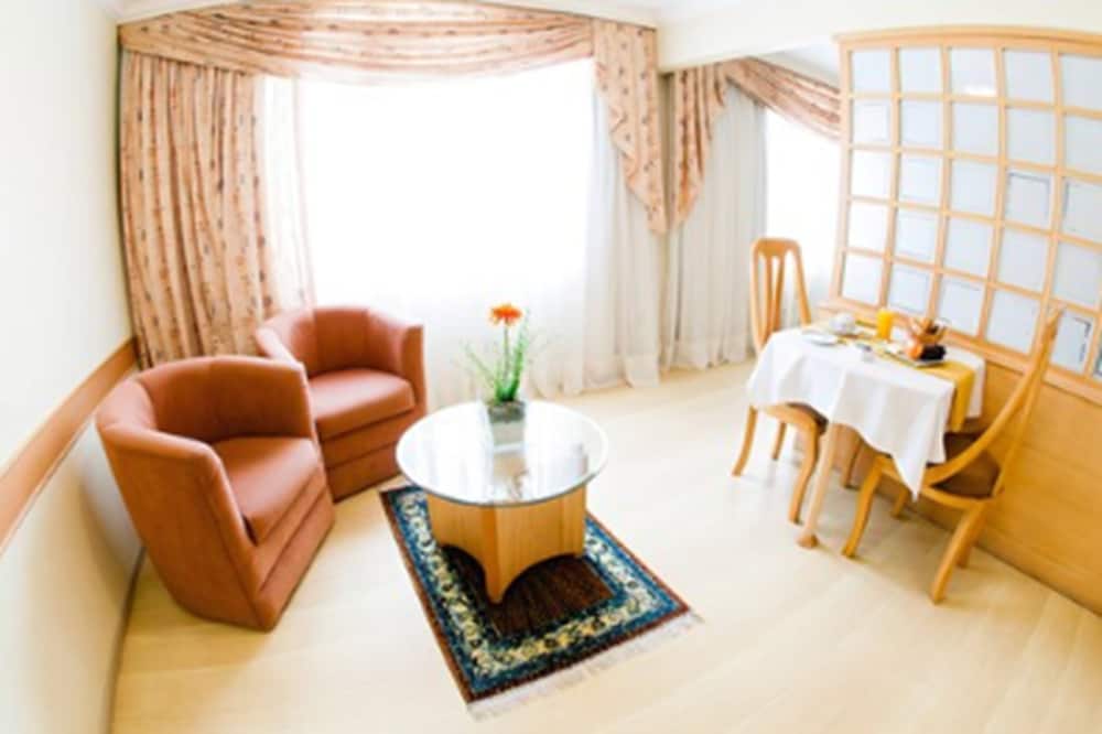 Hotel Del Rey 44/64