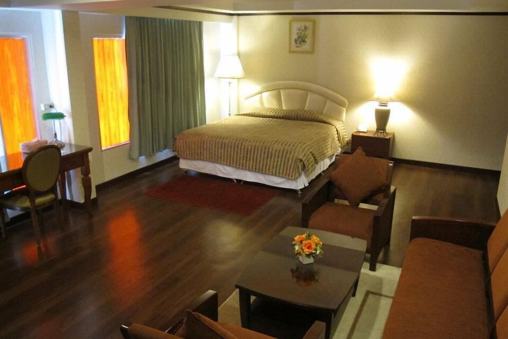 Beverly Hill Park Hotel 11/25