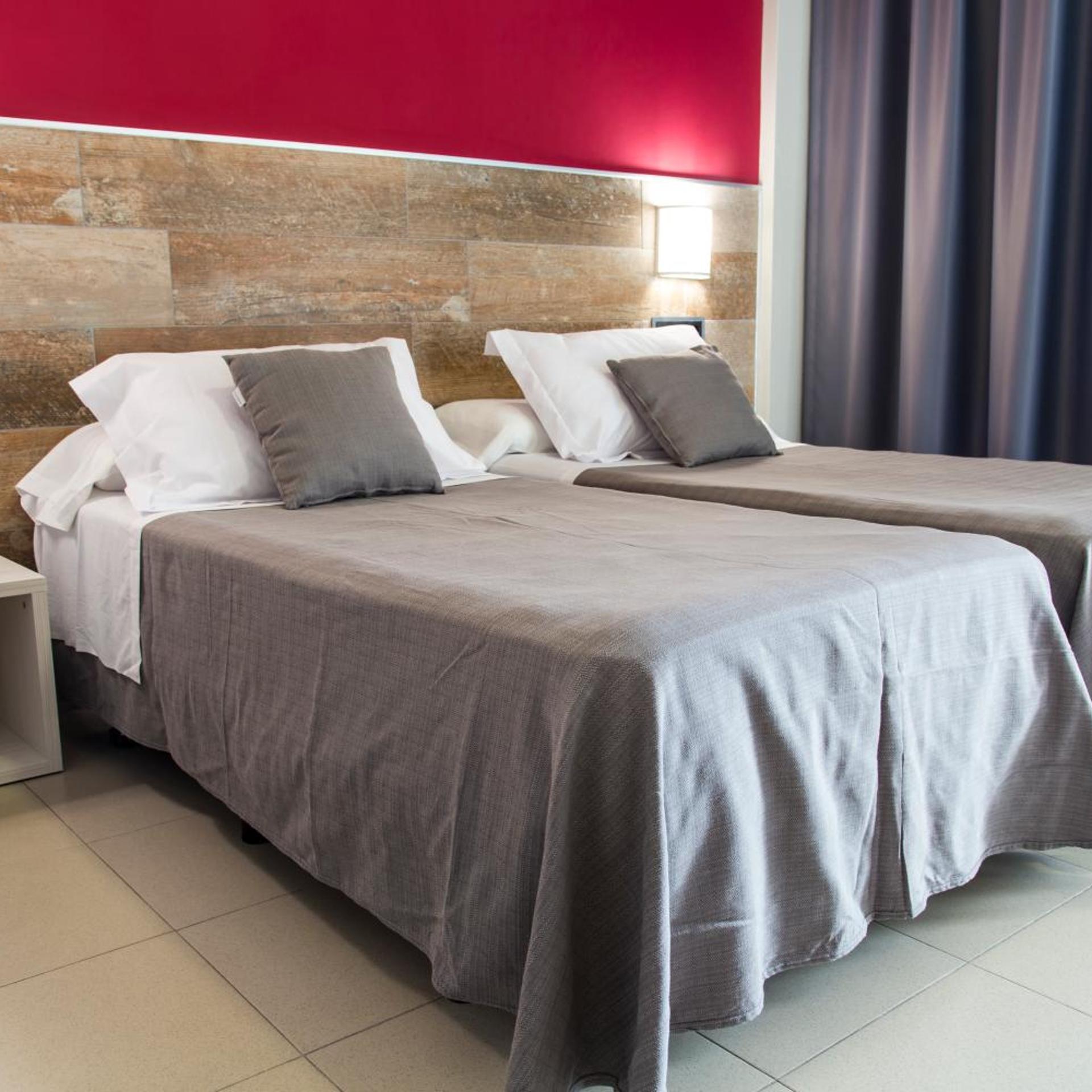 ROOM, DOUBLE OR TWIN BED