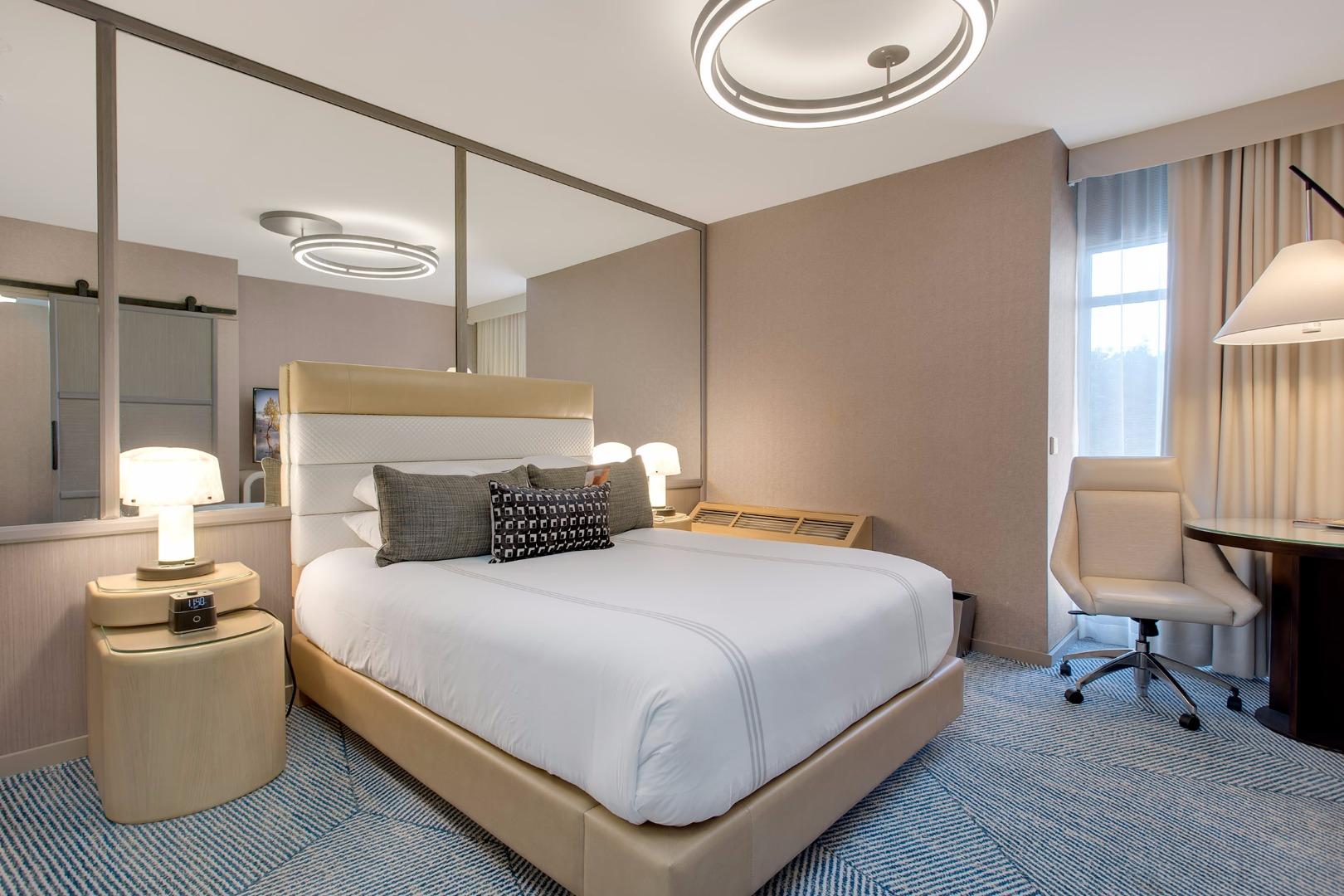Signature, Suite, Queen Bed, Accessible