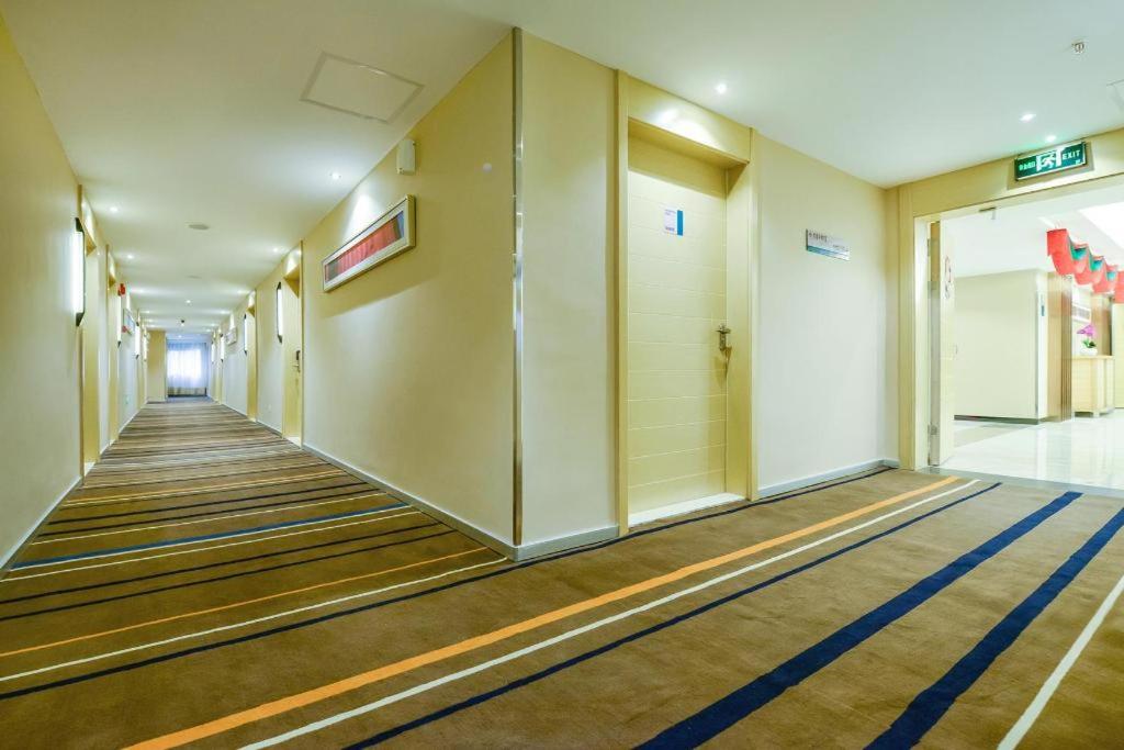 City Comfort Inn (Chongqing Yangjiaping Pedestrian Street Light Rail Station) 29/48