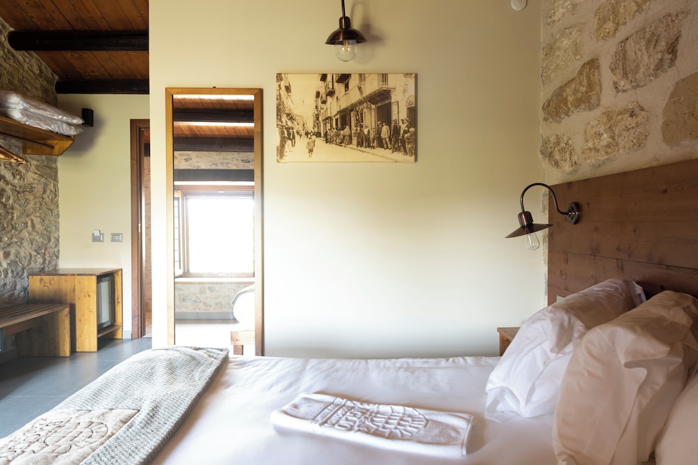 Superior, Suite, Queen Bed, Garden View