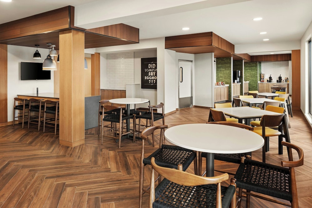 Fairfield Inn & Suites by Marriott Cedar Rapids North 38/52