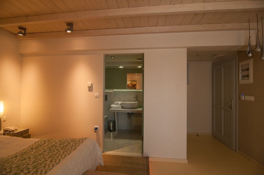 Iria Beach art hotel 24/69