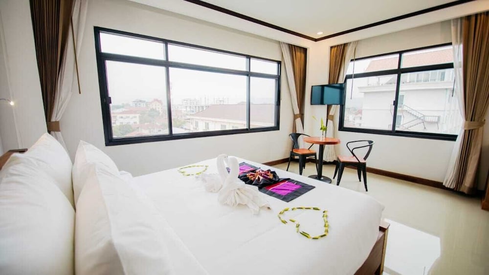 Sisombat Plaza Hotel 24/71