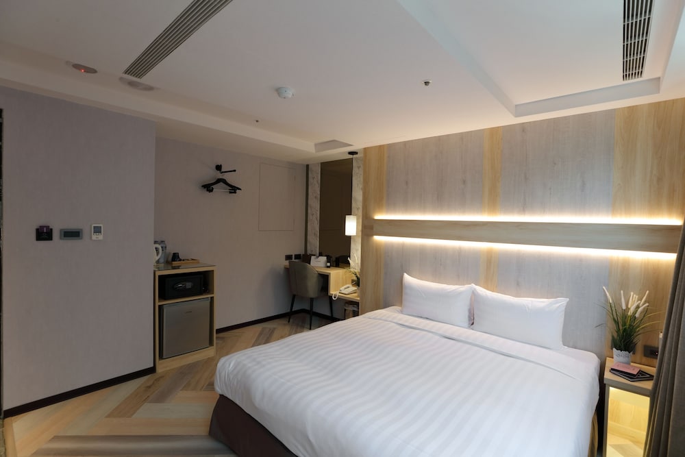 DELUXE, QUEEN BED, BATHTUB