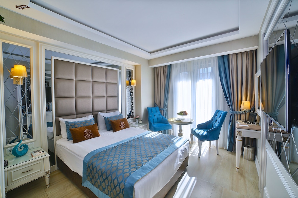 DELUXE, KING BED