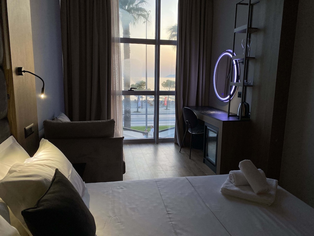 El Mar Hotel 24/61