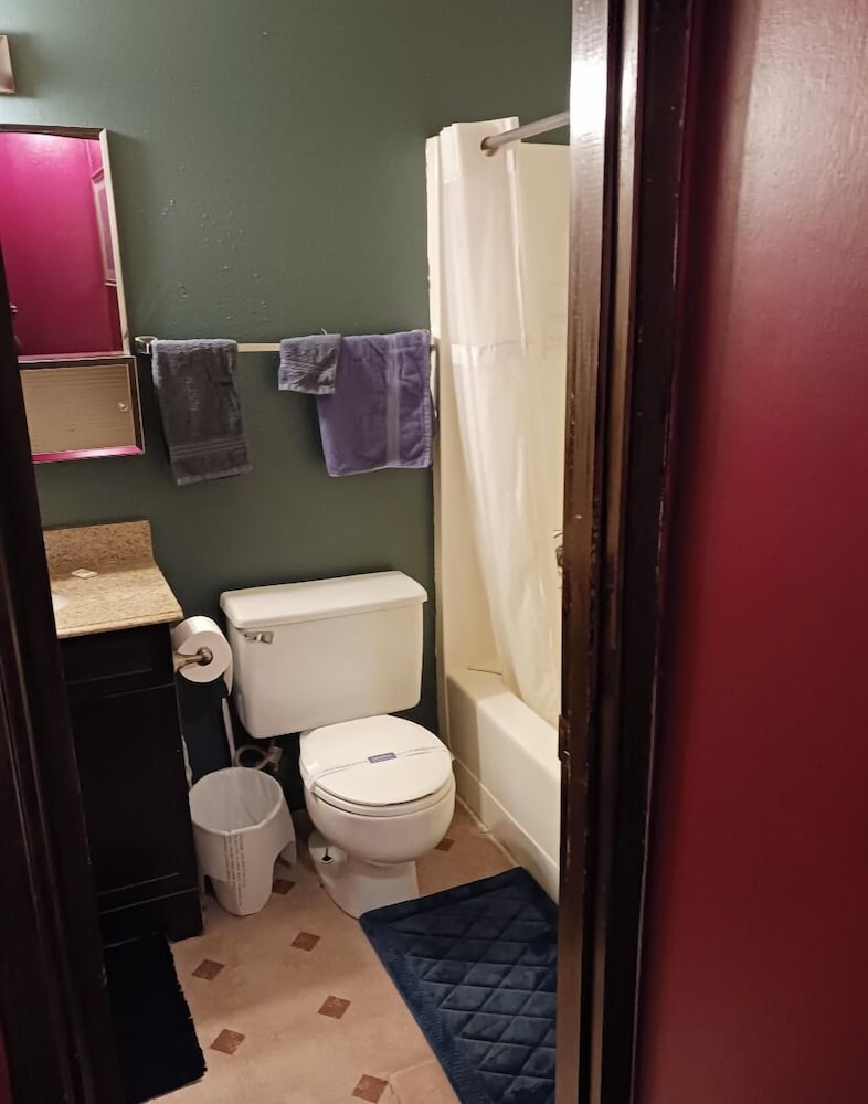 Dakota Rose Inn 33/35