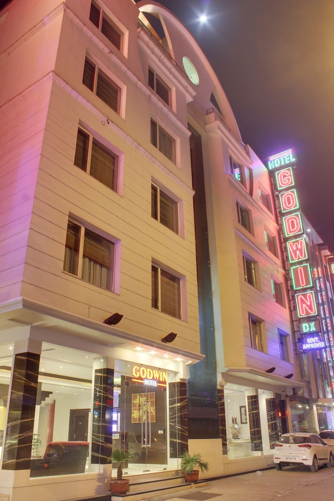 Godwin Deluxe Hotel 10/64