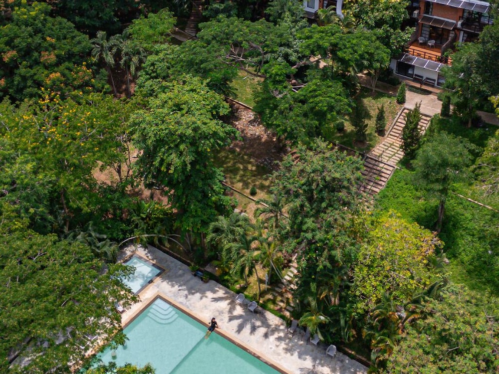 Issara Boutique Winery Hotel 72/78