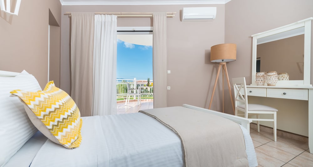 2 BEDROOMS, DELUXE, SUITE, QUEEN AND TWIN BEDS, SEA VIEW