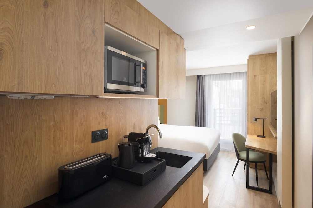 DELUXE, STUDIO, KING BED