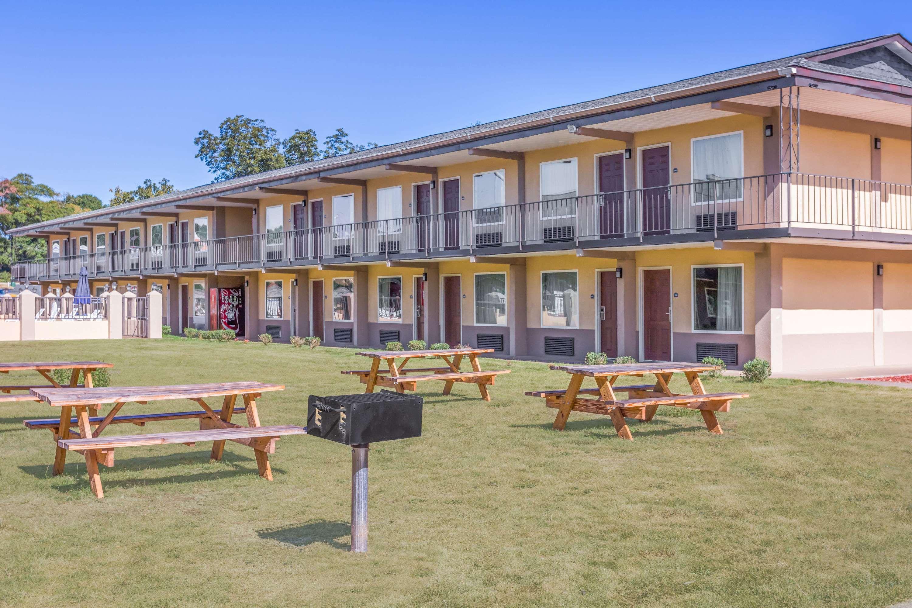 Days Inn by Wyndham Lavonia 15/15