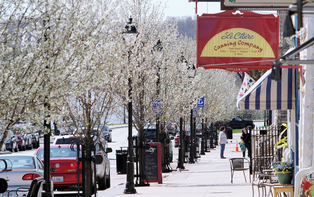 Holiday Inn Express Le Claire Riverfront-Davenport 37/66