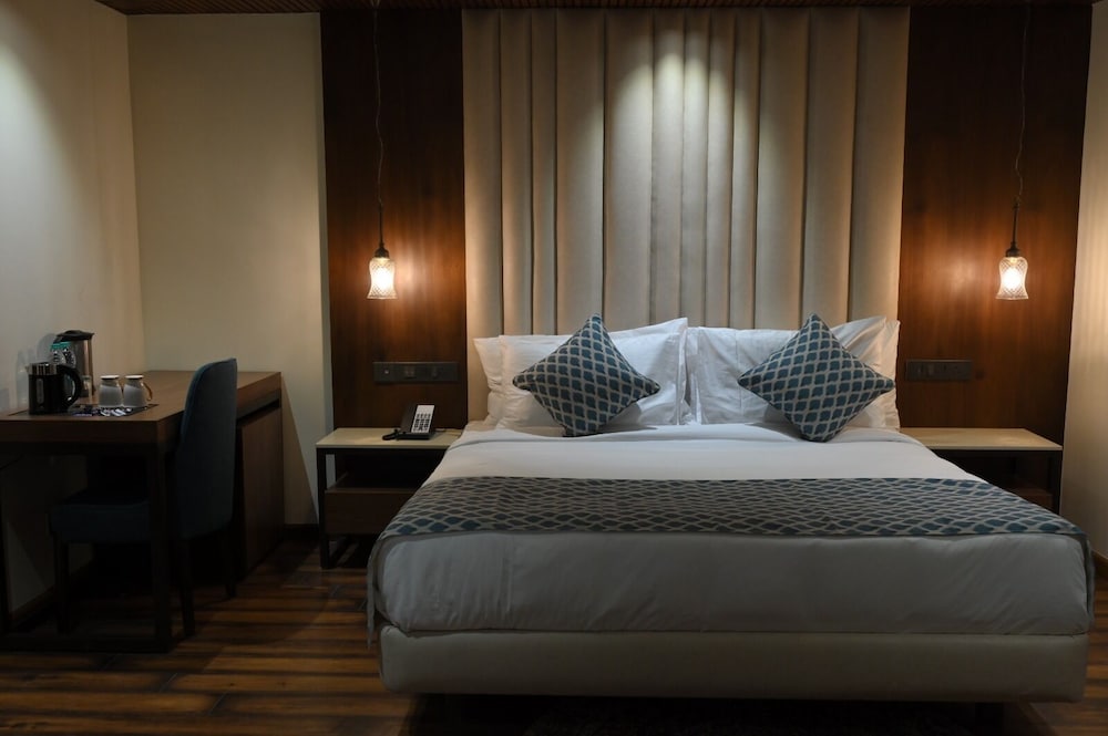 MOUNTAIN, EXECUTIVE, KING BED, VALLEY VIEW