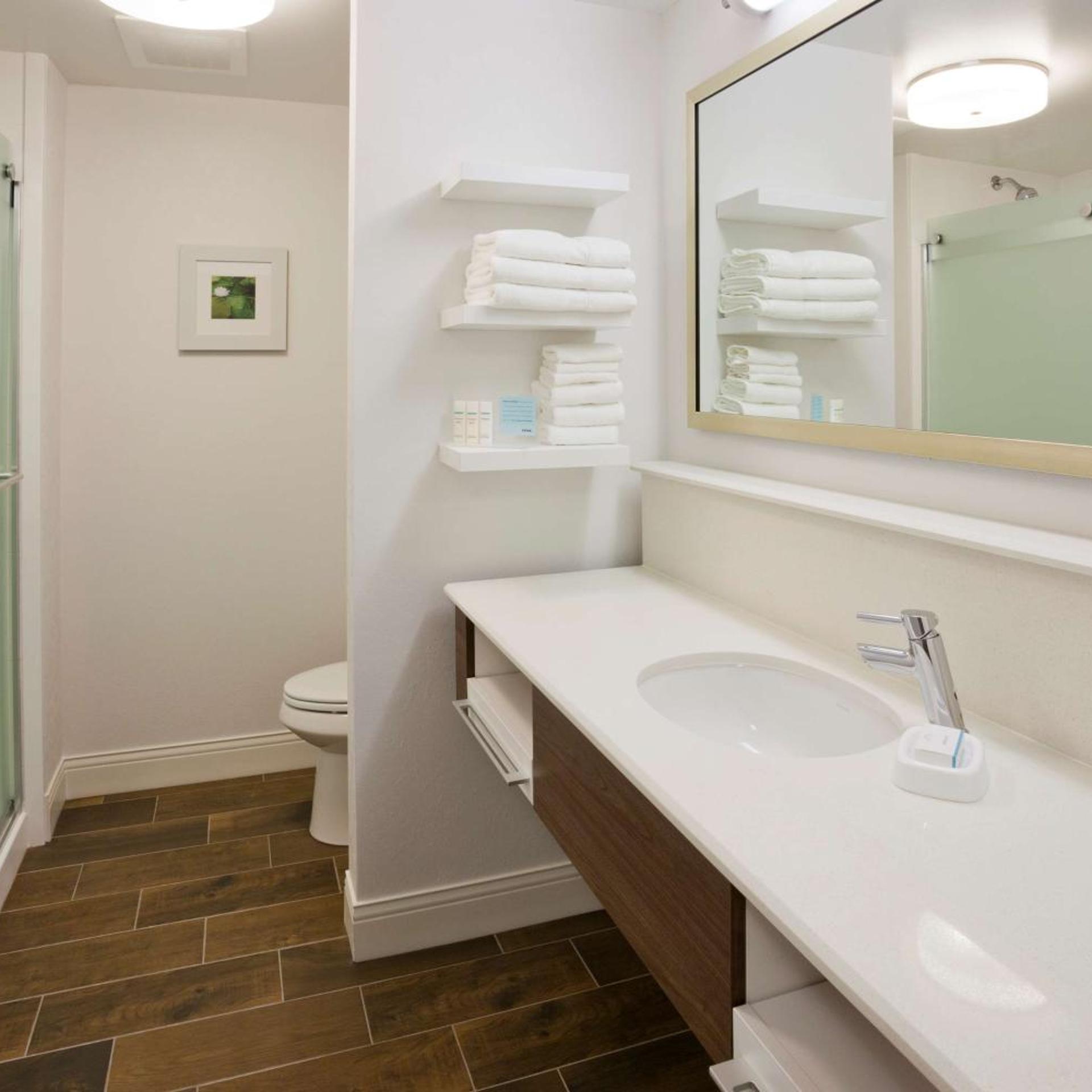 غرفة بسرير كينج وسريرين كوين لذوي الإعاقة، Hampton Inn Bloomington West 5/5
