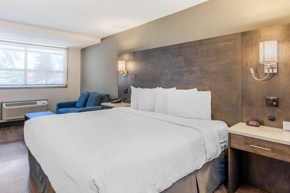 Super 8 by Wyndham Macleod Trail Calgary 11/60