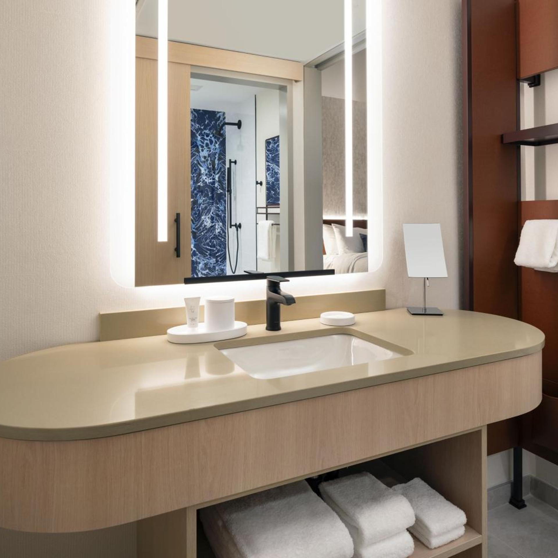 Room, King Bed, Plaza View, Corner، Cascade Hotel, Kansas City, a Tribute Portfolio Hotel 3/4