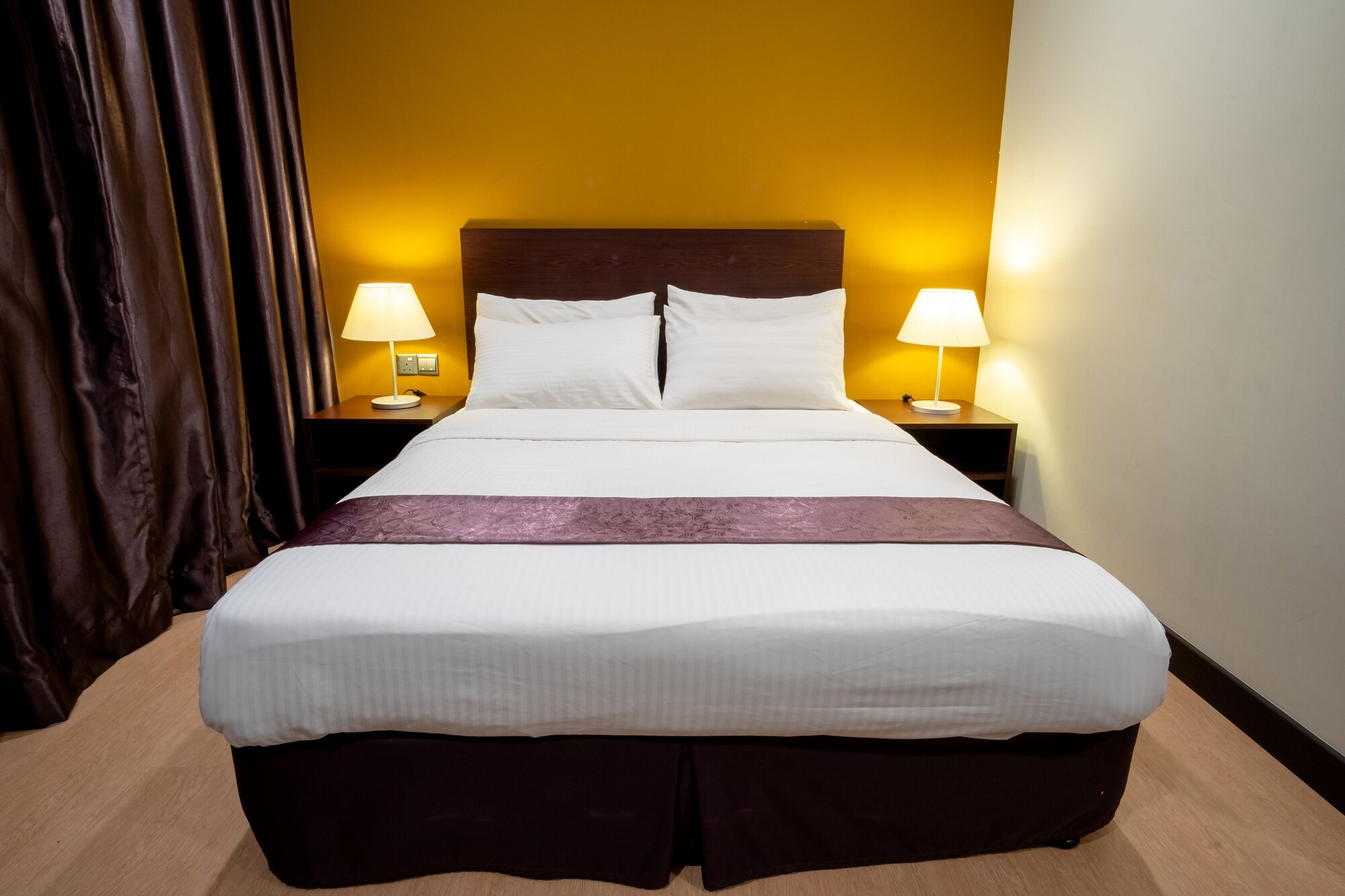 SUPERIOR, QUEEN BED