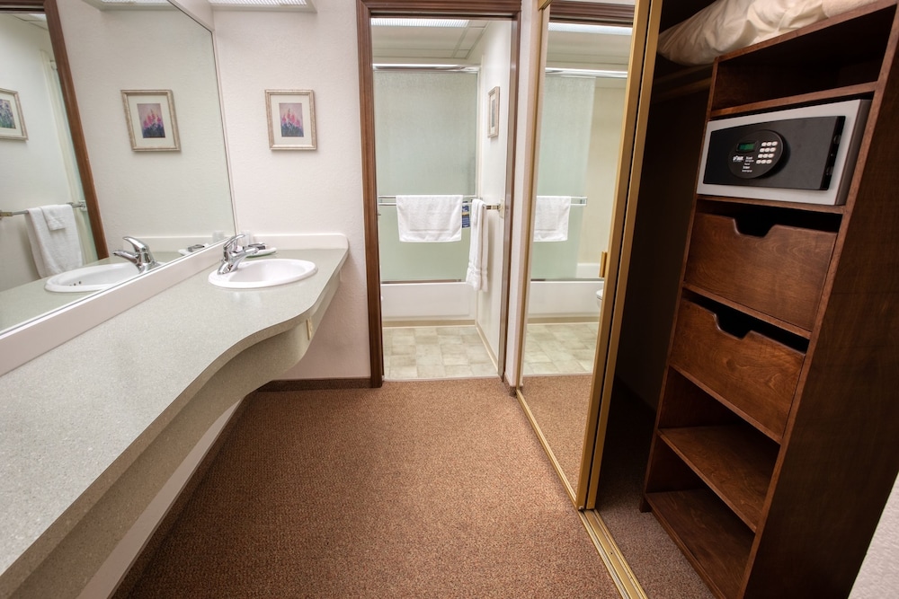 Sophie Station Suites 30/32