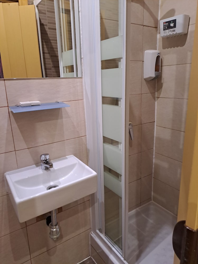 Hostal Victoriano 83/90